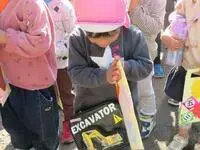 写真：一生懸命手を合わせている子