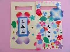 写真：色とりどりな花や葉の形に切り取った紙を貼った袋