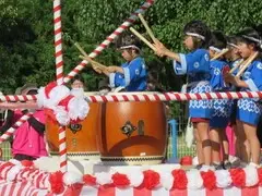 写真：台の上で太鼓をたたく子供たち