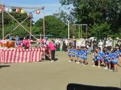 写真：法被を着て並んでいる子どもたち