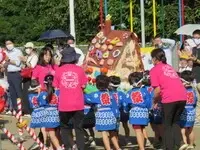 写真：お神輿を担いでいる子どもたち2