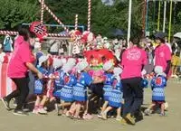 写真：お神輿を担いでいる子どもたち3