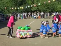 一列に並んで山車を引く子供たち2