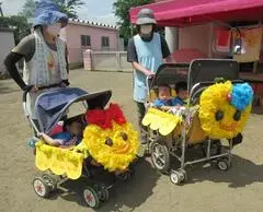 写真：ヒヨコを模した山車にのった子どもたち
