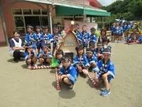 写真：お神輿の周りを囲んで座る子どもたち