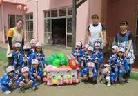 写真：山車の周りに座った子どもたち