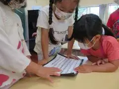 写真：手紙を読む子供たち