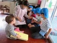 写真：座って手がかりを見ている子どもたち