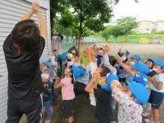 写真：集まってクラスの目標を言う子供たち