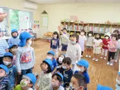 写真：手を挙げて発言している子