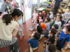 写真：先生が集まっている子どもたちに話しかけている様子