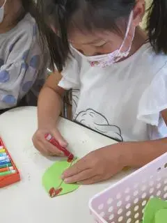 写真：葉っぱと違う色で模様を描いている子