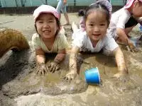 写真：どろんこ遊び（土塔中央保育所）