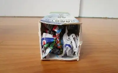 写真：空き箱に新聞紙を詰めている