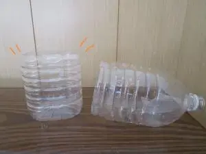 写真：ペットボトルを切った