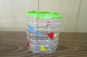 写真：ペットボトルにデコレーション