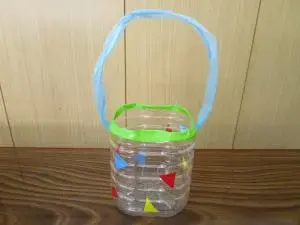 写真：ペットボトルにひもをとおす