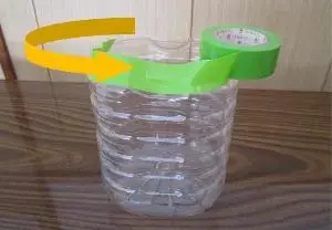 写真：ペットボトルにテープを巻いている