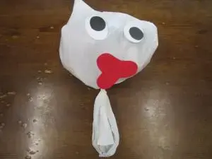 写真：ビニール袋に目と口をつける