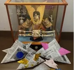 写真：折り紙を貼った兜2