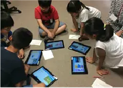 写真：タブレット端末を使用している様子1