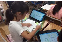 写真：タブレット端末を使用している様子2