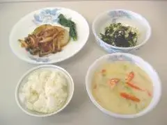 写真：大根の和風ステーキ・青菜のやまいも和え・白菜とろとろスープ・ごはん