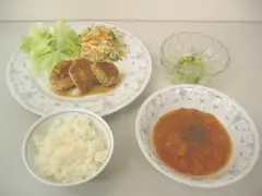 写真：ごぼうバーグ、切干しと白滝の和え物、トマト汁、フルーツ寒天、ごはん