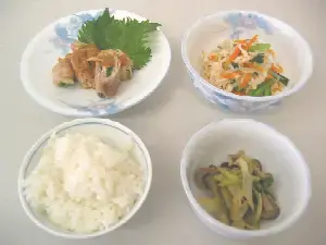 写真：えのきと水菜の肉巻き、切干しと白滝の和え物、セロリとしめじのきんぴら、ごはん