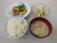 写真：しめじのつくね焼き、山芋の梅酢和え、豆乳のスープ、ごはん