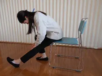 写真：ももの裏のストレッチ