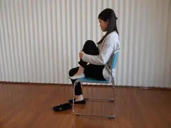 写真：太もも伸ばし