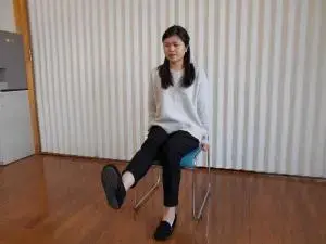 写真：足を前に伸ばし、つま先は天井を向けます