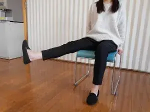 写真：足を伸ばしたまま、足をゆっくり横に開きます