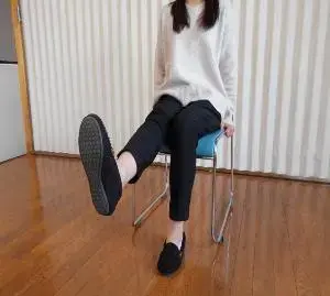 写真：足をゆっくり前に戻します