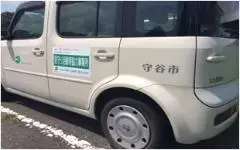 写真：マグネットシートを張った車