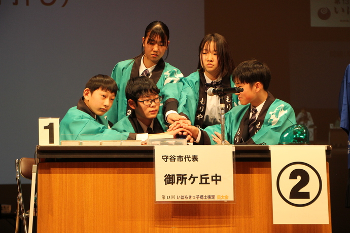 写真：早押し問題に挑む様子です。