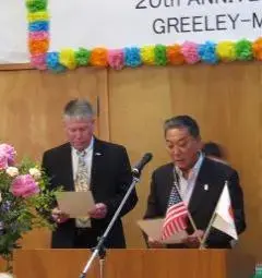 写真：宣言文を両氏の市長が読み上げている様子