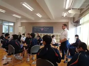 写真：中学校視察時の様子