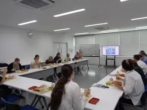 写真：給食センター見学時の様子