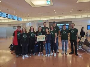 写真：羽田空港に到着した団員