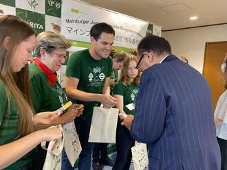 写真：松丸市長が記念品を手渡しする様子