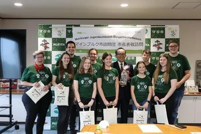 写真：団員と松丸市長の集合写真