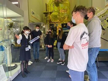 写真：JAXA筑波宇宙センターのバックヤードを見学する様子