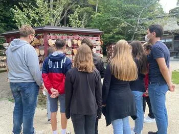 写真：大洗磯前神社で絵馬の説明を受ける様子