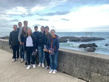 写真：神磯の鳥居の前での集合写真