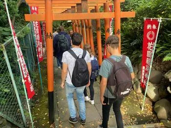 写真：花見稲荷神社での団員の様子