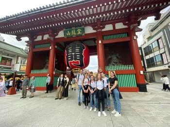 写真：浅草寺の雷門前での集合写真