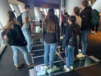 写真：東京スカイツリーのガラス床を楽しむ様子