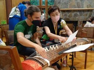 写真：琴の演奏体験の様子